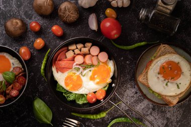 Yumurtalı, sosisli ve domatesli jambonlu kahvaltı. Acı biber ve fesleğen.