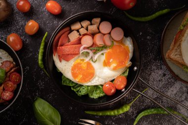 Yumurtalı, sosisli ve domatesli jambonlu kahvaltı. Acı biber ve fesleğen.