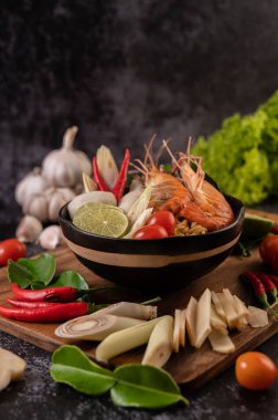 Tom Yum Kung domatesli, biberli, limonlu, sarımsaklı, limonlu ve kaffir limonlu.