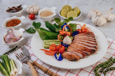 Dilimlenmiş limon, havuç, biber, taze soğan ve naneli ızgara ciğer dilimleri..