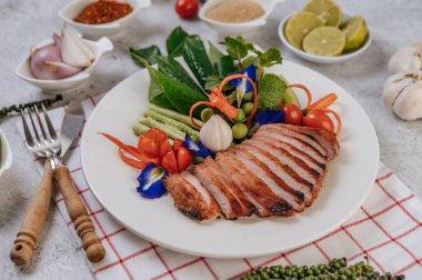 Dilimlenmiş limon, havuç, biber, taze soğan ve naneli ızgara ciğer dilimleri..