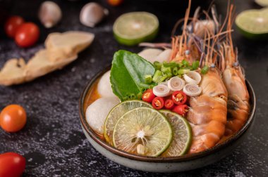 Tom Yum Kung domatesli, biberli, limonlu, sarımsaklı, limonlu ve kaffir limonlu.