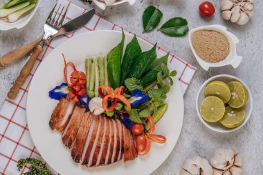 Dilimlenmiş limon, havuç, biber, taze soğan ve naneli ızgara ciğer dilimleri..