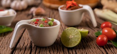 Nam phrik kapi ve Chili ve Lemon ahşap zeminde.