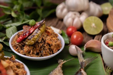 Muz yapraklı uskumru soslu kızarmış uskumru limon ve sarımsak.