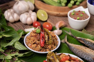 Muz yapraklı uskumru soslu kızarmış uskumru limon ve sarımsak.