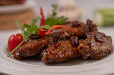 Chili Püresi Kızarmış Tavuk Kanatları Beyaz Tabakta Chili ve Kişniş ile