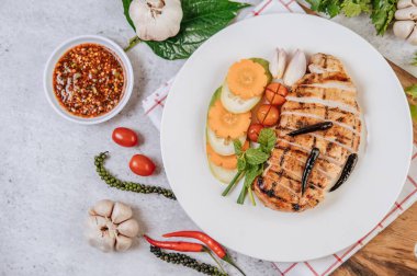 Domates, havuç, kızarmış biber, kırmızı soğan, salatalık ve naneli ızgara tavuk parçaları..