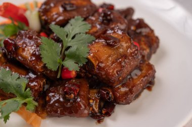 Kırmızı biberli domuz eti, taze soğan, havuç ve kişniş..