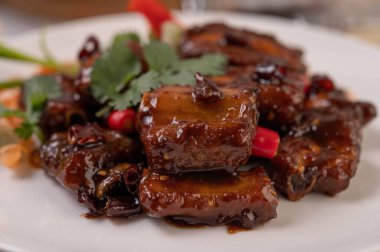 Kırmızı biberli domuz eti, taze soğan, havuç ve kişniş..