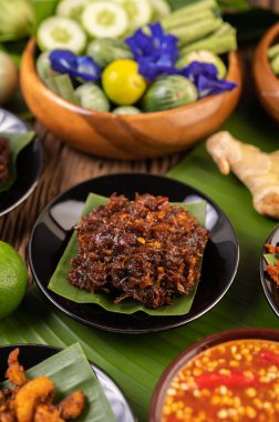 Biber ezmesi uzun fasulye, limon, kırmızı biber ve patlıcanla servis edilir..