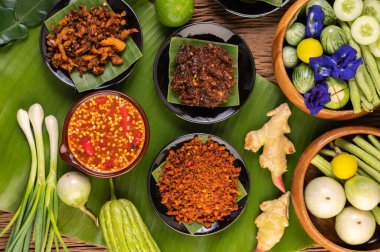 İçinde malzemeler olan farklı biber sosları.