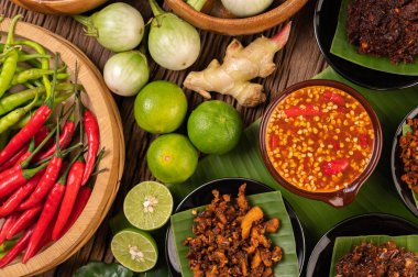 İçinde malzemeler olan farklı biber sosları.