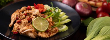 Tavuklu Larb tabakta kurutulmuş biber, domates, taze soğan ve marul..