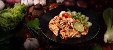 Tavuklu Larb tabakta kurutulmuş biber, domates, taze soğan ve marul..