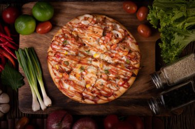 Sosisli, mısırlı, fasulyeli, karidesli ve pastırmalı pizza