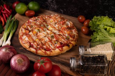 Sosisli, mısırlı, fasulyeli, karidesli ve pastırmalı pizza
