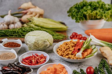 Acı biber ve domatesli kızarmış tavuk köftesi..