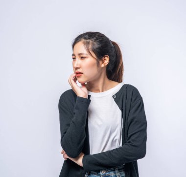 Diş ağrısı ve yanağında bir el olan hasta bir kadın.