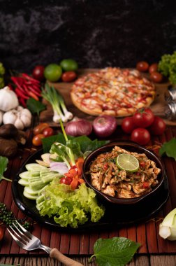 Tavuklu Larb tabakta kurutulmuş biber, domates, taze soğan ve marul..