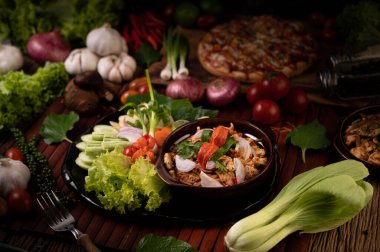 Tavuklu Larb tabakta kurutulmuş biber, domates, taze soğan ve marul..