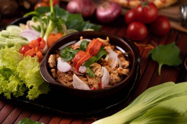 Tavuklu Larb tabakta kurutulmuş biber, domates, taze soğan ve marul..