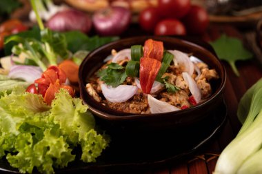 Tavuklu Larb tabakta kurutulmuş biber, domates, taze soğan ve marul..