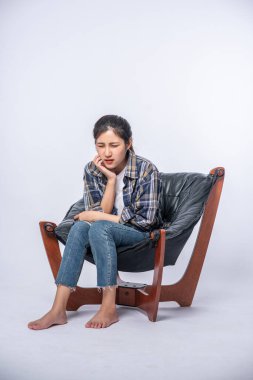 Diş ağrısı ve yanağında bir el olan hasta bir kadın.