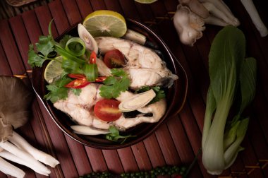 Balıkları domates, mantar, kişniş, taze soğan ve limon otuyla kaynatın..