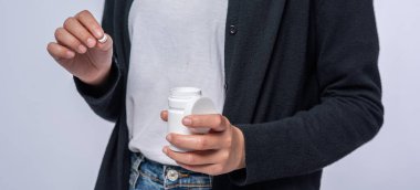 Hasta olan ve antibiyotik almak üzere olan kadınlar..