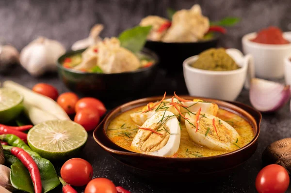 Groene Curry Met Eieren Zwarte Kopjes Met Citroen Citroengras Chili — Stockfoto