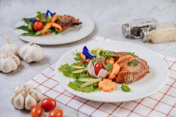 Pork Steak Dengan Tomato Carrot Red Onion Peppermint Butterfly Pea — Stok Foto