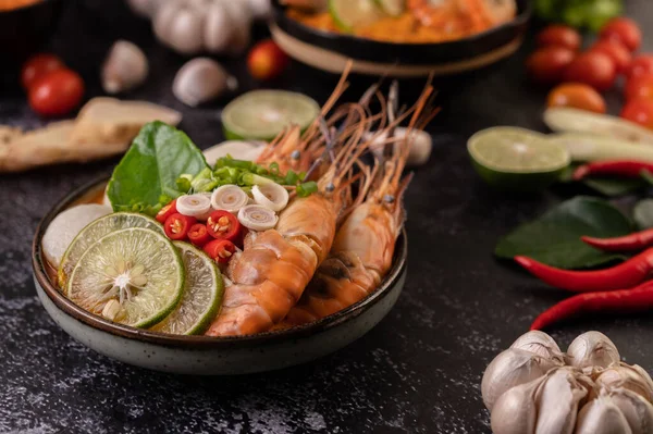Tom Yum Kung Dalam Mangkuk Dengan Tomat Cabai Rumput Limun — Stok Foto