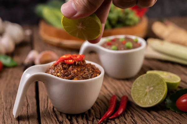 Pasta Chile Rojo Con Limón Chile Piso Madera —  Fotos de Stock