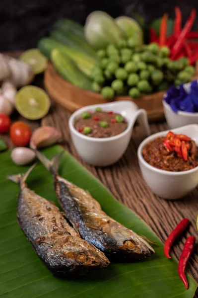 Shrimp Paste Mackerel Fried Banana Leaves Chili Tomato Garlic Lemon — Stock Photo, Image