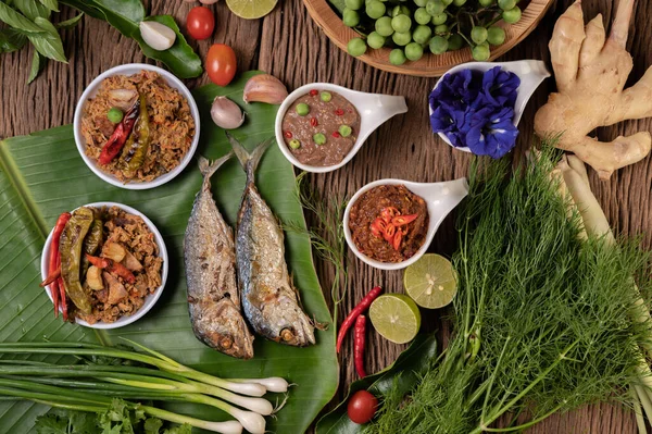 Shrimp Paste Mackerel Fried Banana Leaves Chili Tomato Garlic Lemon — Stock Photo, Image