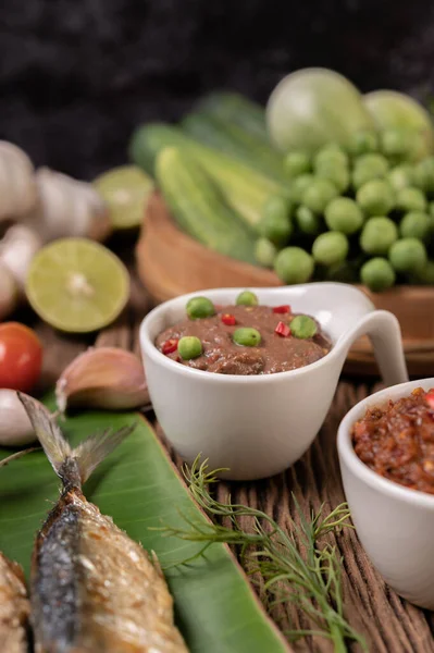 Garnalenpasta Makreel Gebakken Bananenbladeren Chili Tomaat Knoflook Citroen Houten Vloer — Stockfoto