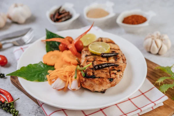 Chicken Steak Lemon Tomato Chili Carrot White Plate — Stok Foto