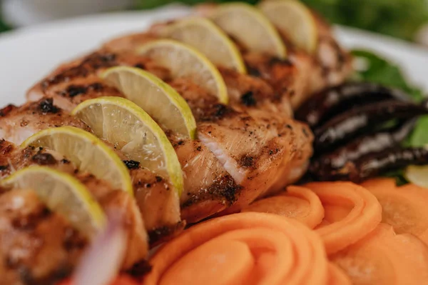 Potongan Ayam Panggang Dengan Tomat Wortel Paprika Goreng Bawang Merah — Stok Foto