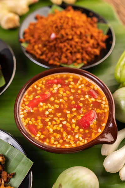 Chili Saus Ingrediënten Geplaatst Bananenbladeren — Stockfoto