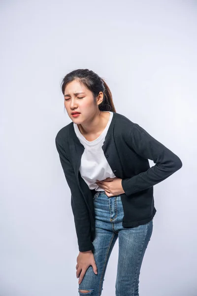 Una Mujer Pie Con Dolor Estómago Presiona Mano Sobre Estómago — Foto de Stock