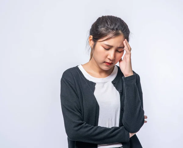 Een Zieke Vrouw Met Hoofdpijn Legde Haar Hand Haar Hoofd — Stockfoto