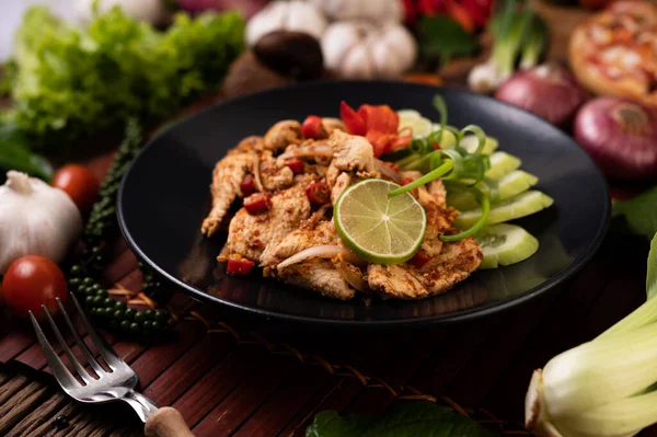 Chicken Larb Plate Dried Chilies Tomatoes Spring Onions Lettuce — Stock Photo, Image