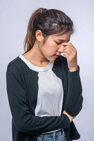 Eine Kranke Frau Mit Kopfschmerzen Und Legte Ihre Hand Auf — Stockfoto