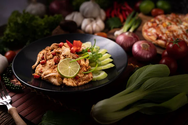 Chicken Larb Plate Dried Chilies Tomatoes Spring Onions Lettuce — Stock Photo, Image