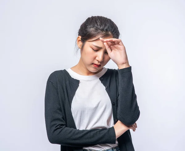 Een Zieke Vrouw Met Hoofdpijn Legde Haar Hand Haar Hoofd — Stockfoto