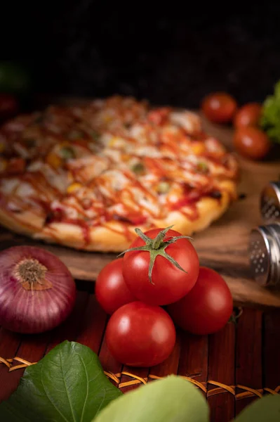 Pizza Mit Wurst Mais Bohnen Garnelen Und Speck Auf Einem — Stockfoto
