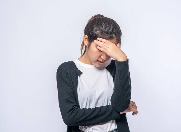 Een Zieke Vrouw Met Hoofdpijn Legde Haar Hand Haar Hoofd — Stockfoto