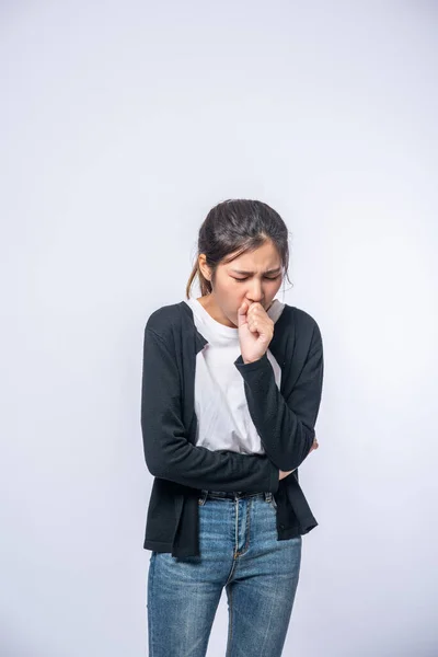 Eine Frau Hustet Und Bedeckt Ihren Mund Mit Der Hand — Stockfoto