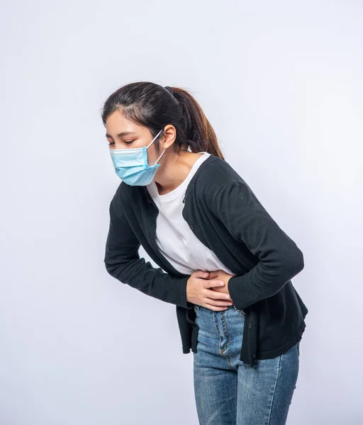 Una Mujer Pie Con Dolor Estómago Presiona Mano Sobre Estómago — Foto de Stock